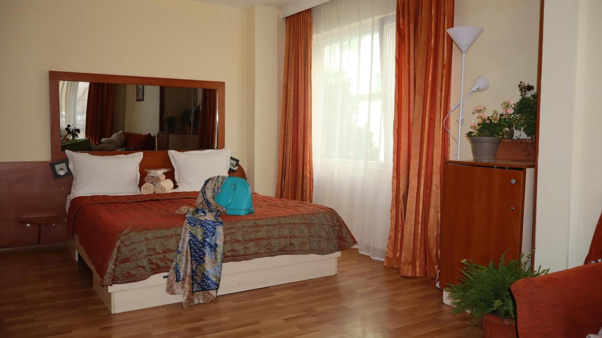 Hotel Palitra Várna Kültér fotó